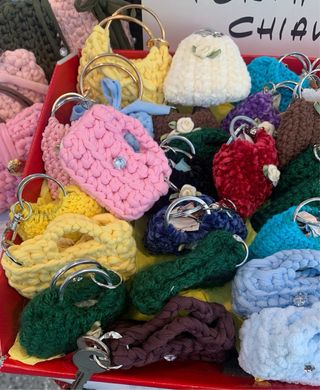 Portachiavi fatti a mano in cotone , lana ecc.