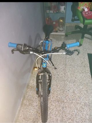 Bicicleta azul B'TWIN