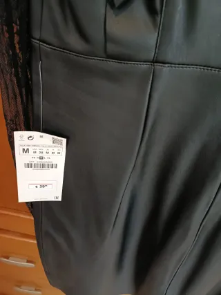 Vestido negro encaje y efecto piel