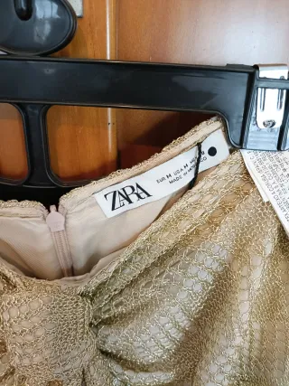 Falda Zara dorada con nudo