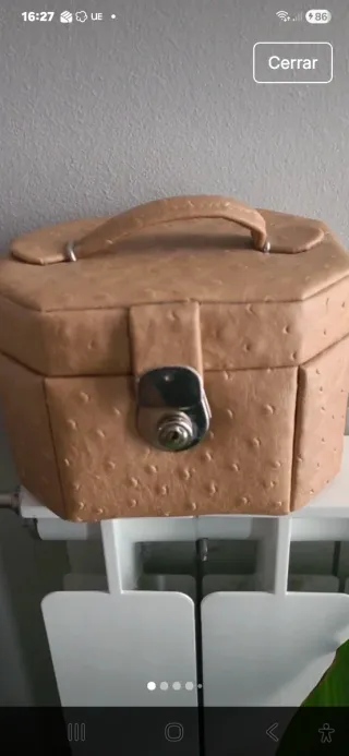 Joyero beige con cierre dorado