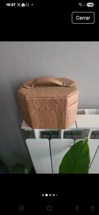 Joyero beige con cierre dorado