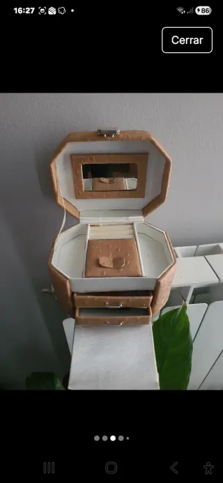 Joyero beige con cierre dorado