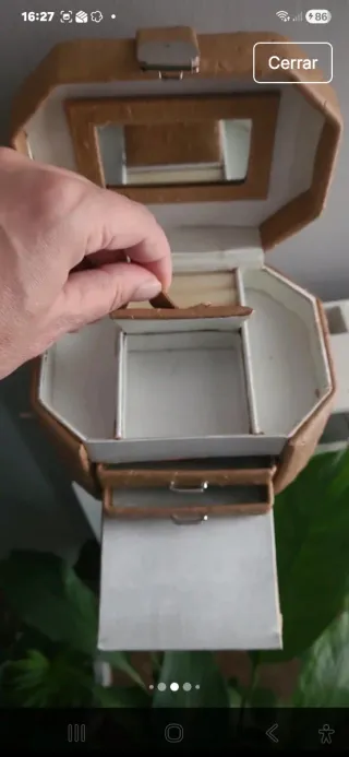 Joyero beige con cierre dorado