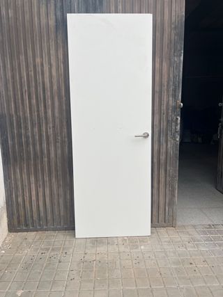 Puerta blanca lisa con manilla