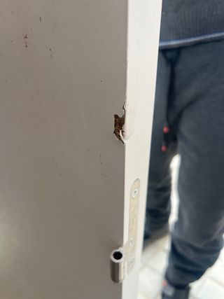 Puerta blanca lisa con manilla