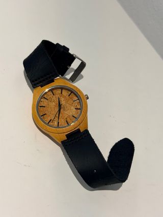 Reloj de madera con correa de piel