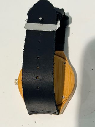 Reloj de madera con correa de piel