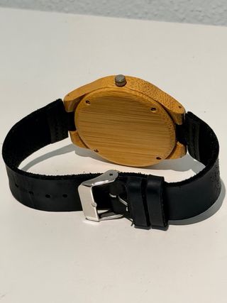 Reloj de madera con correa de piel