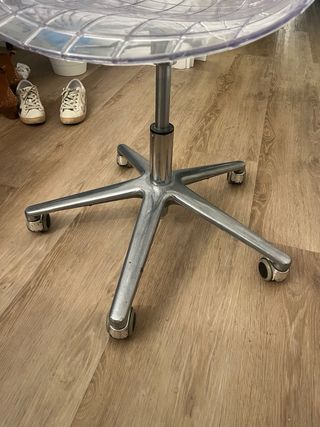 Sedia da ufficio trasparente con base argentata