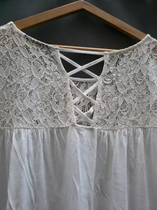 Blusa blanca con cuello de encaje