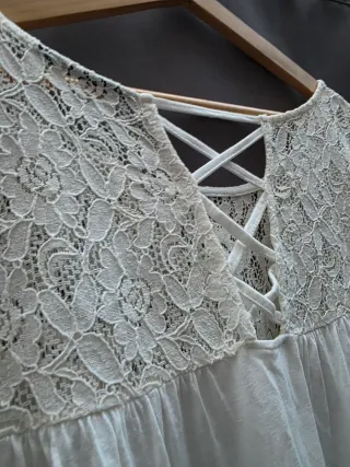 Blusa blanca con cuello de encaje