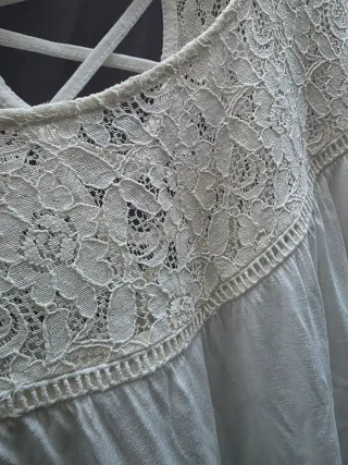 Blusa blanca con cuello de encaje