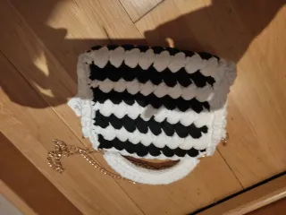 Bolso de mano blanco y negro