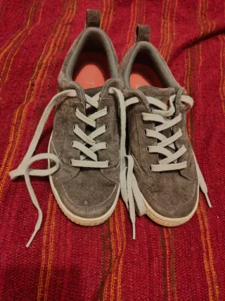 Zapatillas Caterpillar grises con cordones