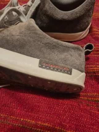 Zapatillas Caterpillar grises con cordones