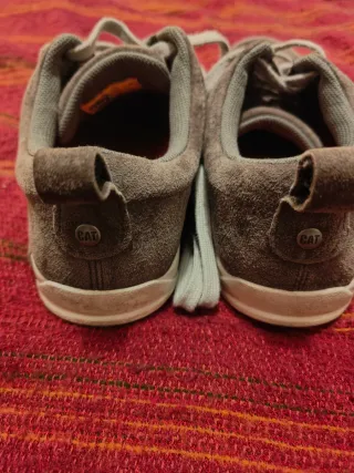 Zapatillas Caterpillar grises con cordones