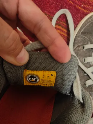 Zapatillas Caterpillar grises con cordones