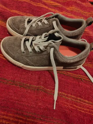 Zapatillas Caterpillar grises con cordones