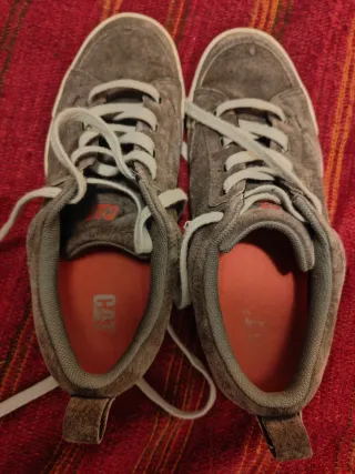 Zapatillas Caterpillar grises con cordones