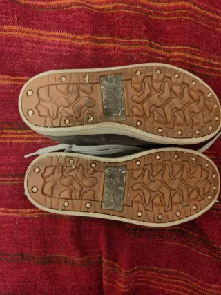 Zapatillas Caterpillar grises con cordones