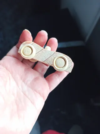 Coche de madera artesanal