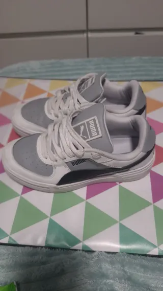 Zapatillas Puma grises y blancas