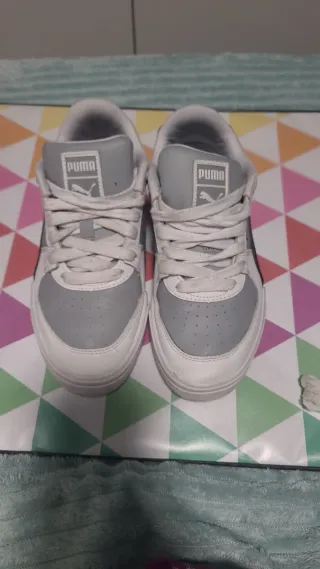 Zapatillas Puma grises y blancas