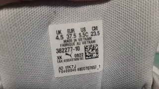 Zapatillas Puma grises y blancas