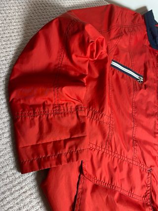 Chaqueta Roja con Detalles Azules