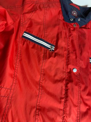 Chaqueta Roja con Detalles Azules