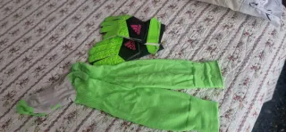 Guantes Adidas y medias portero.