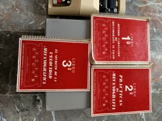 Máquina de escribir Olivetti + 3 manuales