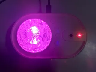 Pequeña lámpara/proyector de luz-sonidos