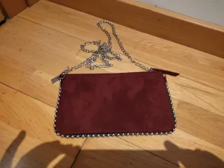 Bolso de mano rojo con cadena