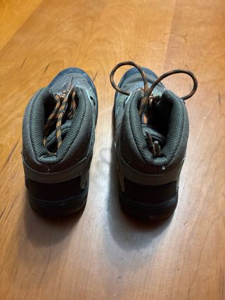 Zapatillas de montaña marrones y naranjas