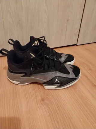 Zapatillas Jordan Negras y Grises