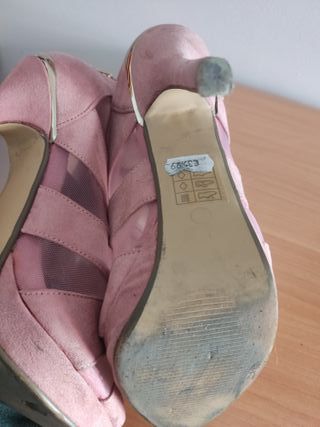 Sandalias tacón rosa rejilla cremallera dorada