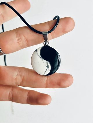 Colgante Yin Yang Mineral Howlita y Obsidiana