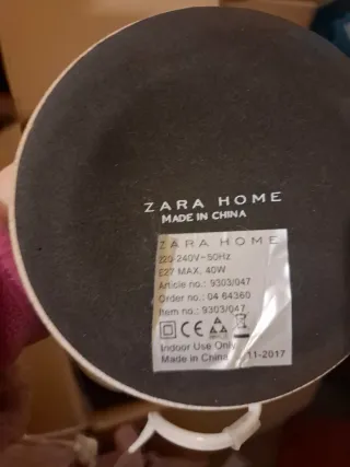 Lámpara Zara Home con etiquetas