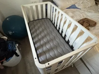 Cuna colecho con colchón y sábanas