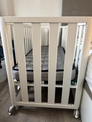 Cuna colecho con colchón y sábanas