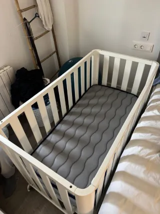 Cuna colecho con colchón y sábanas