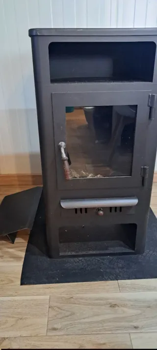 Estufa de leña negra