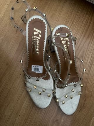 Tacones transparentes dorados con tachuelas