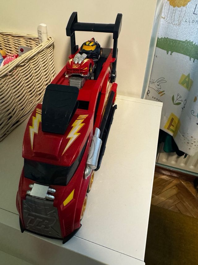 Camión T-Racers de juguete rojo y negro