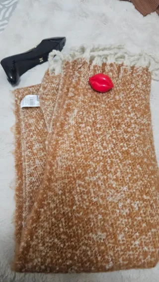 Bufanda marrón y blanca con flecos