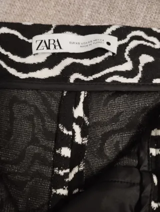 Pantalón Zara estampado blanco y negro