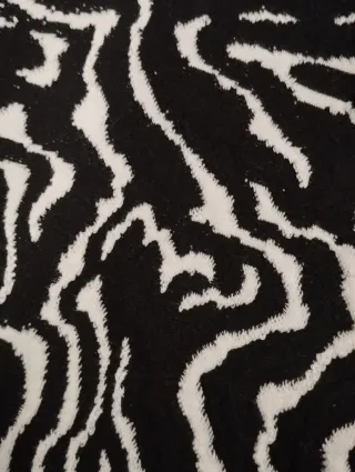 Pantalón Zara estampado blanco y negro