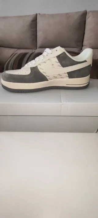 Nike Air Force 1 '07 blanco roto y gris oscuro